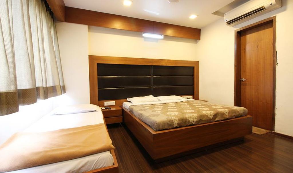 Hotel Kanak Comfort Ahmedabad Room photo